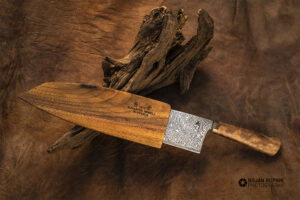 Kovani nož z lesenim etuijem