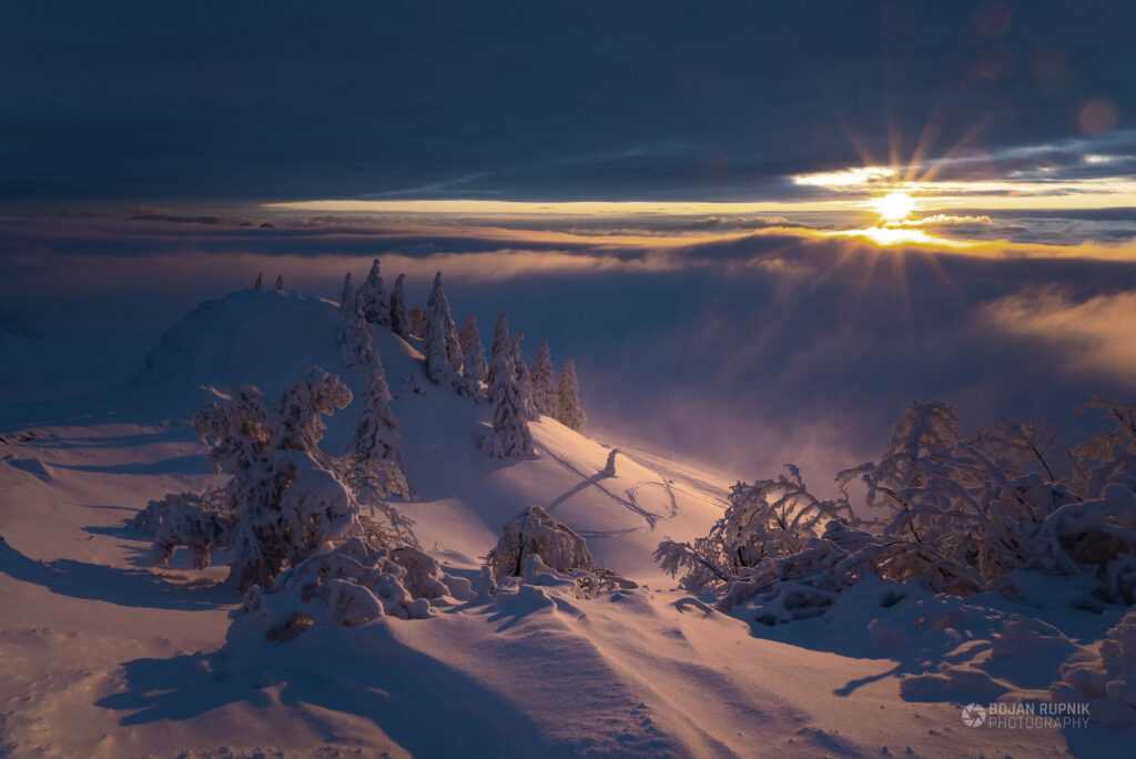 Sončni vzhod na zasneženi Veliki Planini