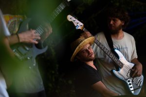 Trije kitaristi igrajo