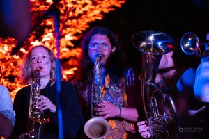 Ansambel in mož s saksofonom