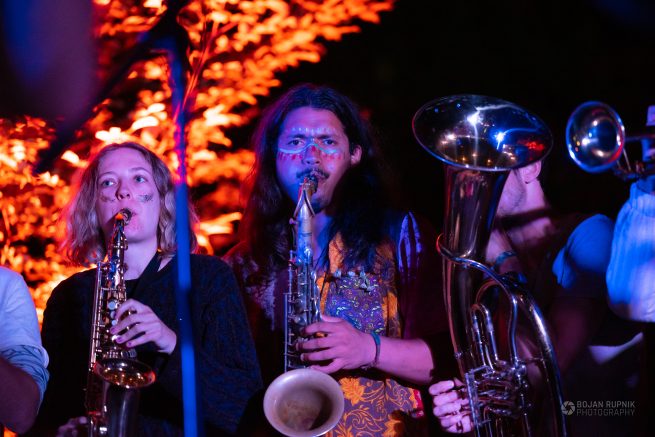 Ansambel in mož s saksofonom