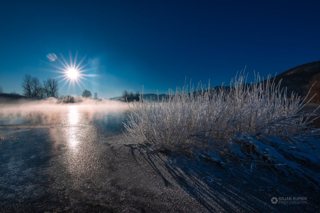 Jutranje sonce nad ledenim Cerkniškim jezerom