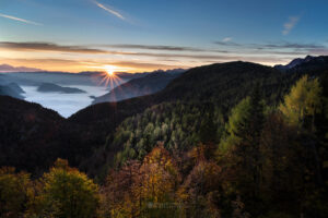 Sončni vzhod na Komni v jesenskih barvah in meglicami nad Bohinjskim jezerom