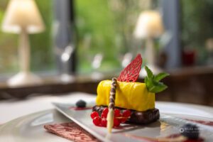 Večbarvna lepo dekorirana predjed s stekleno steno v ozadju