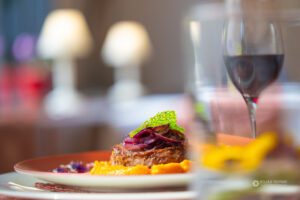 Steak na krožniku s kozarcem rdečega vina