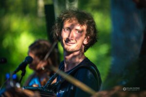 Portret harmonikaša v parku