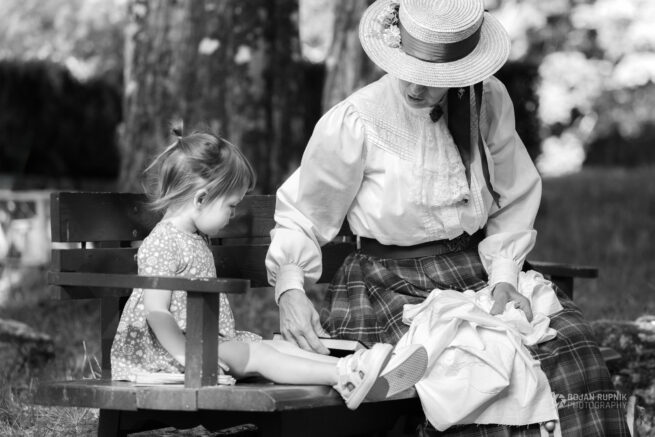 Deklica in grofica na klopci