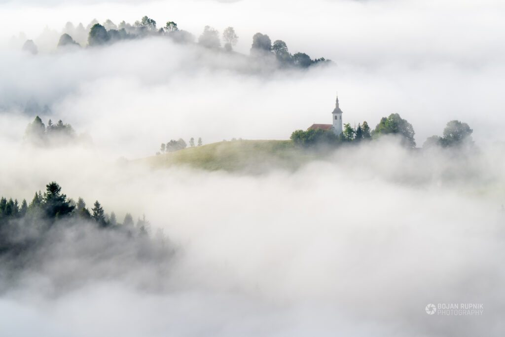 Cerkvica in grički kukajo iz jutranje meglice