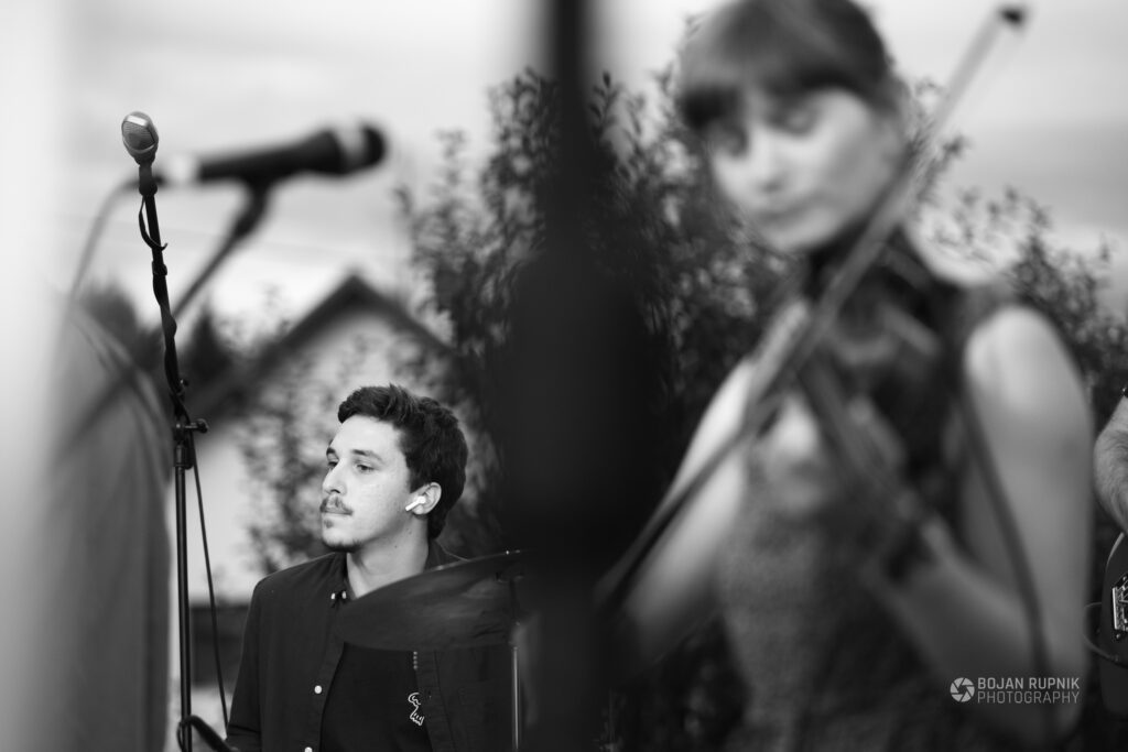 Bobnar in violinistka