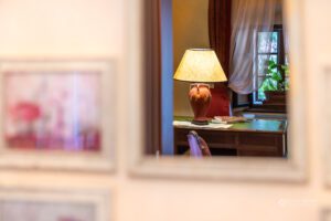 Odsev namizne svetilke na mizi v Kendovem dvorcu